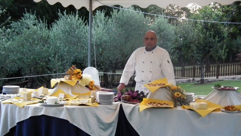 Lo chef Montoni nel giardino del suo omonimo ristorante