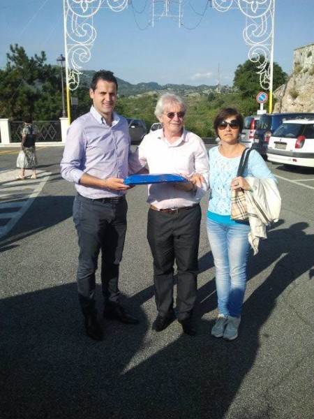 il sindaco Nardi e il Vice sindaco Patrizia Fornari con P. Vilson