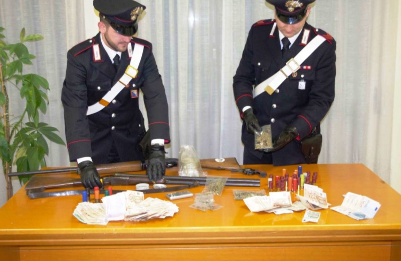 Le armi e la droga sequestrate dai Carabinieri di Palestrina (1)