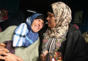Raida (C), the mother of Roqaya Abu-Eid, a Palestinian teenager who was shot dead following a stabbing attack, mourns during her funeral on January 24, 2016 in the southern West Bank village of Yatta, south of Hebron.  Roqaya Abu-Eid, 13, tried to stab an Israeli guard at a West Bank settlement on January 23, 2016 and was shot dead, the latest bloodshed in a months-long wave of attacks, police said.  / AFP / HAZEM BADER