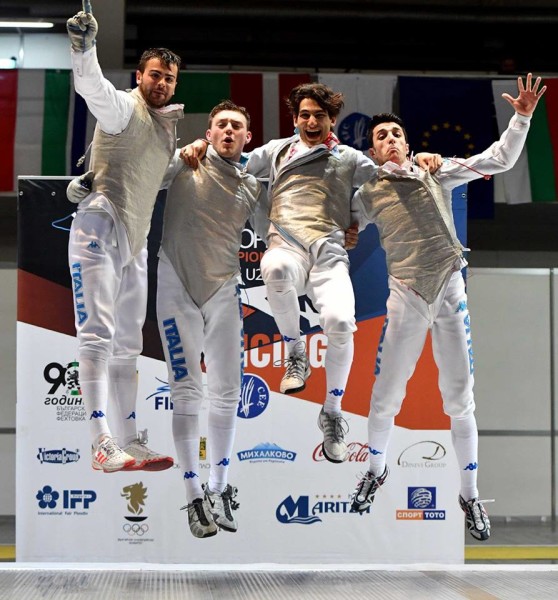 Bianchi (tutto a dx) e Rosatelli (tutto a sx) festeggiano l'oro (FOTO BIZZI)