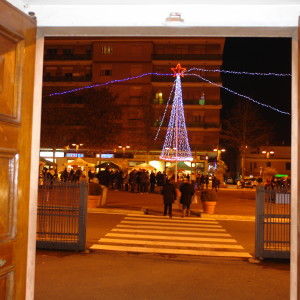 NATALE 2014, UN VERO NATALE ORA SI ATTIVA DI PIU’ LA GENTE BEN ALTRE LE LUCI E I DONI NELLA GROTTA DI BETLEMME Casilina